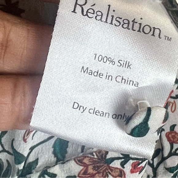EUC Realisation Par The Bennie Silk Top in White Batik Floral by Realisation Par - Picture 12 of 13